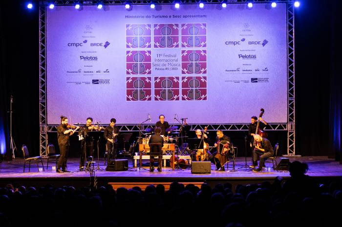 Apresentação no Theatro Guarany reuniu centenas de pelotenses no espetáculo (L)este, do acordeonista Alejandro Brittes