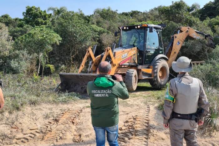 Equipe da Prefeitura e efetivo do Policiamento Ambiental iniciaram o trabalho de retirada de demarcações em áreas de domínio público da localidade