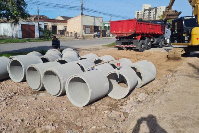 Intervenções reiniciam-se pela construção de caixa de drenagem para dar andamento à rede