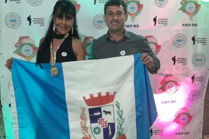 Janise da Silva, da equipe de paratletismo do Município, recebe medalha "Preparador Físico Paulo Paixão"