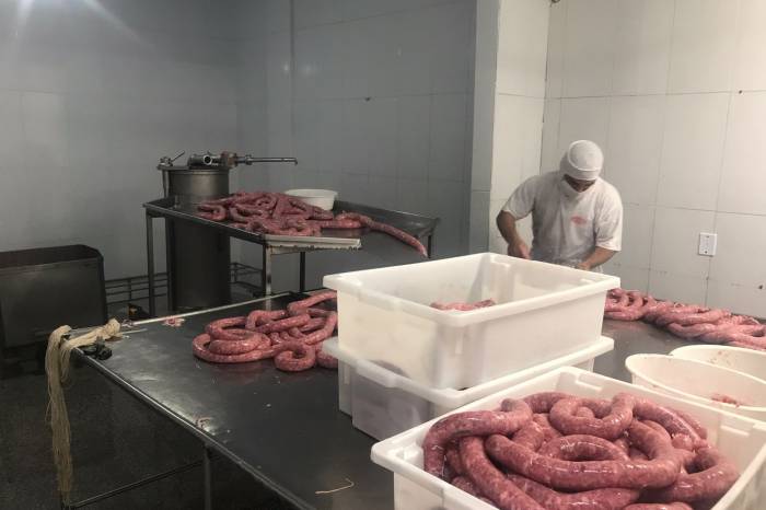 Abatedouro e agroindústria de produtos de origem animal mostram atuação do Serviço de Inspeção Municipal (SIM) para garantia da qualidade dos itens comercializados