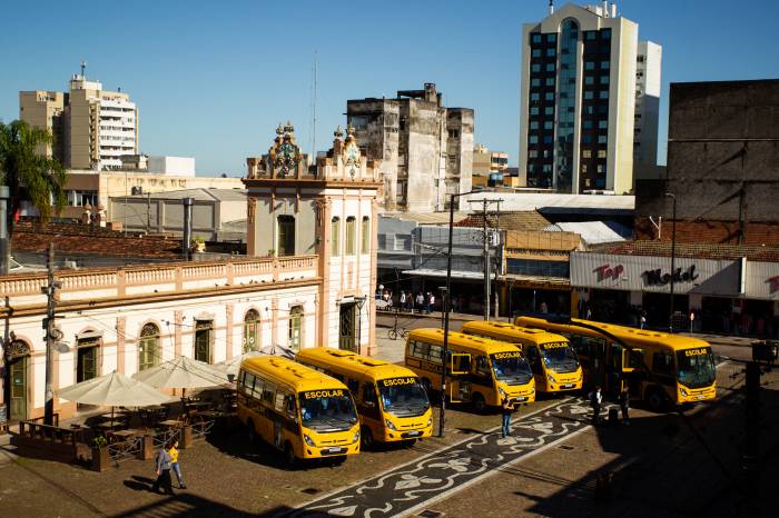 Seis novos ônibus passarão a conduzir crianças na zona rural