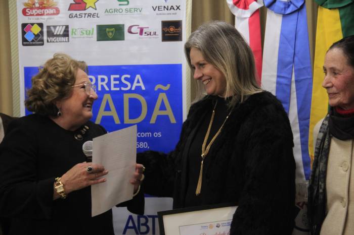 Homenagem recebida pelo Rotary Club de Pelotas Oeste, marcou a posse da nova diretoria da entidade