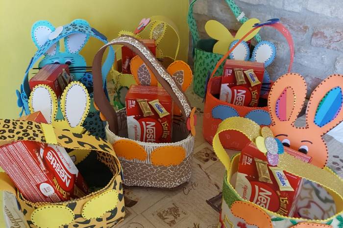 Crianças e adolescentes atendidas nos locais participam das atividades e recebem chocolates
