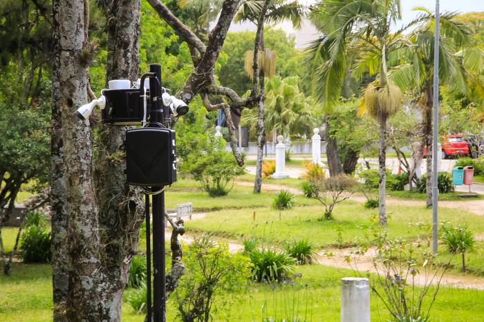 A instalação dos equipamentos de segurança visa proteger o espaço histórico e garantir segurança para quem frequenta o local. Fachada do Parque também receberá cercamento