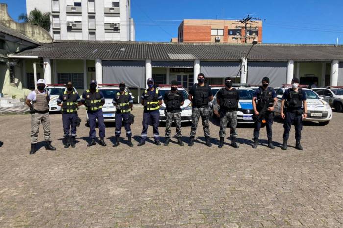 Efetivos que atuam no Pacto Pelotas pela Paz, realizaram o reforço policial na área comercial e nas principais vias da cidade para garantir a segurança da população no período natalino