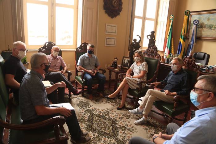 Paula e representantes dos sindicatos da Indústria do Arroz de Pelotas e do Estado reuniram-se no Paço Municipal para tratar sobre o tema