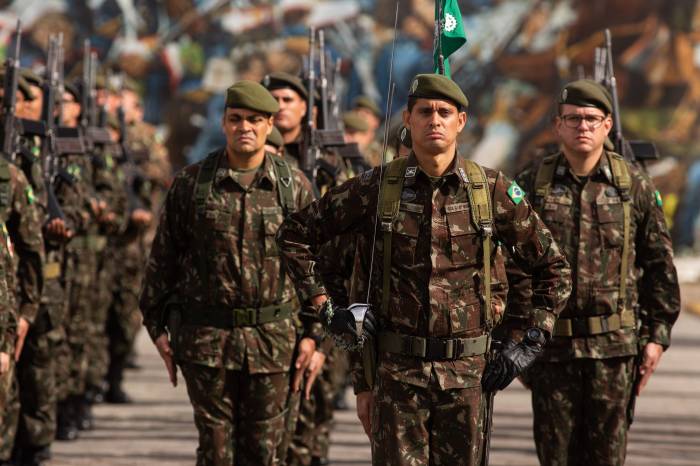 Cerimônia no 9º BIMtz contou com a entrega de medalhas de reconhecimento a personalidades civis e militares