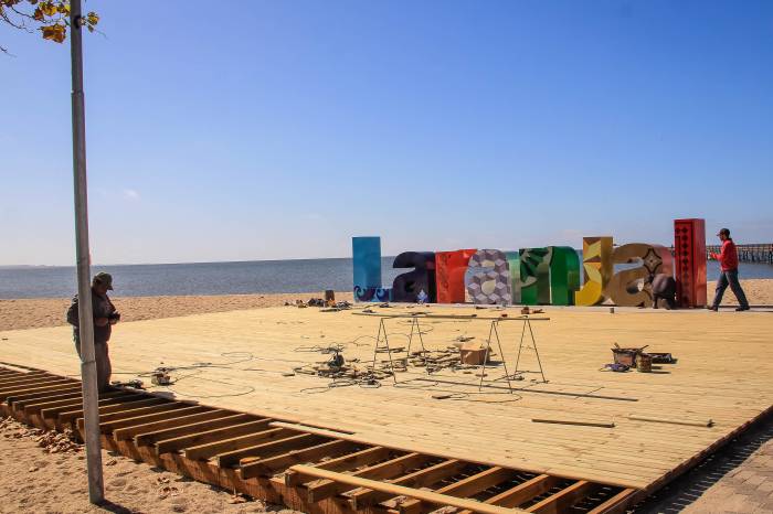 Atrativo turístico na praia conta com letras estampadas em referência aos ladrilhos de Pelotas. No Largo de Portugal, letreiro foi colocado, mas passa por ajustes e será fixado definitivamente nos próximos dias