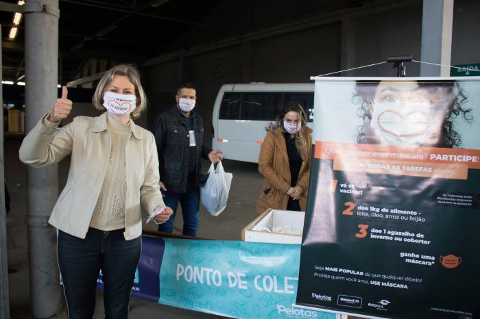 A ação faz parte da campanha de conscientização, promovida pelo Município, em parceria com a Unimed e a Ecosul, sobre o uso do equipamento de proteção. Quem se vacinou neste sábado e fez a doação de alimento e agasalho recebeu uma máscara