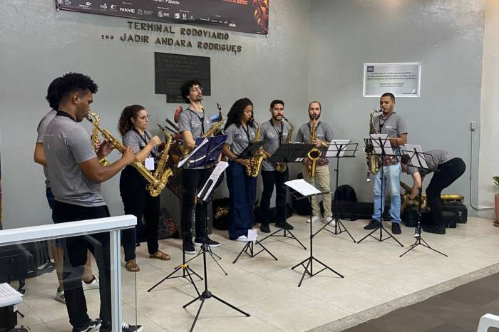 Grupo de saxofone leva música ao terminal e encanta passageiros