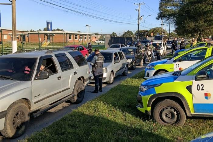 Cinco veículos foram autuados por infrações, na ação realizada na avenida Bento Gonçalves, com agentes de Trânsito, Guarda Municipal e Brigada Militar (BM)