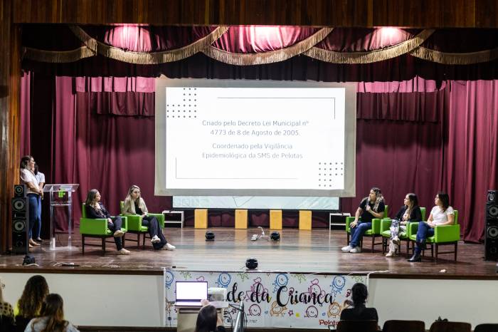 A décima edição do Encontro Materno Infantil ocorreu em Pelotas, reunindo profissionais da rede municipal e de municípios vizinhos, com enfoque na vigilância dos óbitos maternos, infantis e fetais