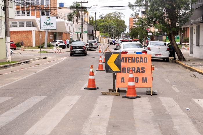 Trânsito está em meia pista nas proximidades dos entroncamentos com a rua Padre Felício