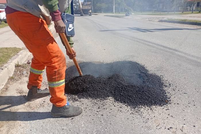 Monitorados da Mão de Obra Prisional (MOP) usaram 10 toneladas de asfalto para melhorar as condições desta importante avenida das Três Vendas