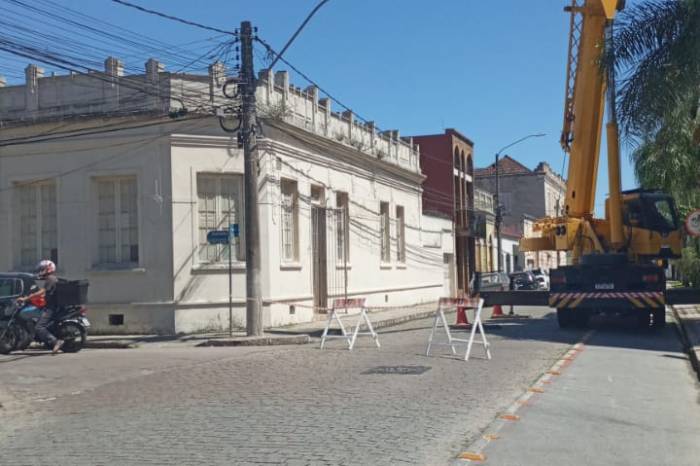 Obras de restauração da igreja implicam no bloqueio viário por questões de segurança