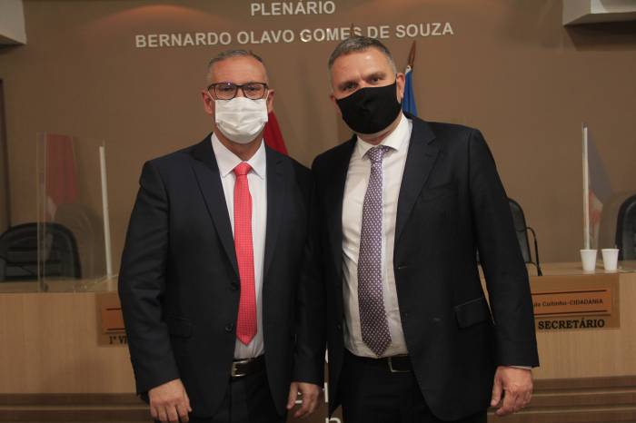 O chefe do Executivo em exercício esteve presente no ato no Legislativo nesta quinta-feira (30)