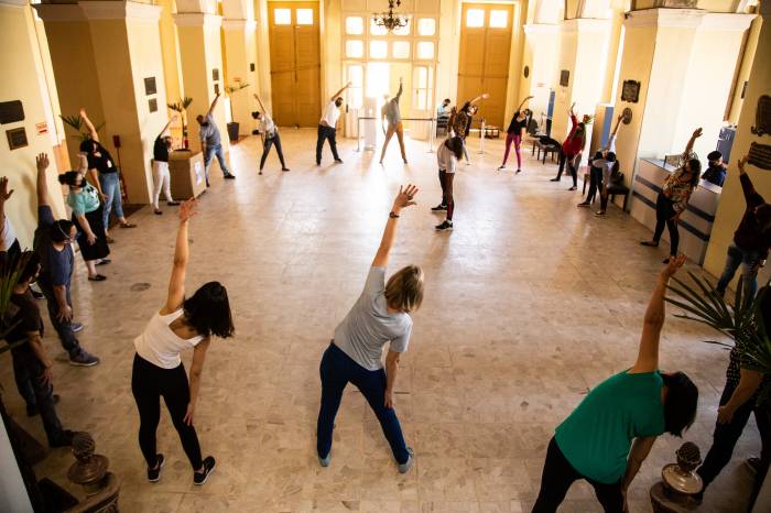 Atividade de ginástica laboral reuniu servidores no Paço Municipal, em comemoração à data celebrada nesta quinta-feira, dia 28