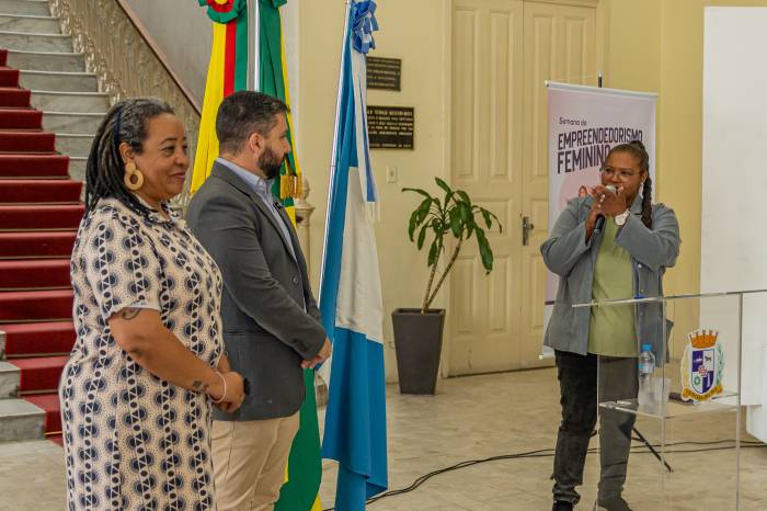 Vice-prefeita e secretária das Mulheres participaram do cerimonial no Paço Municipal