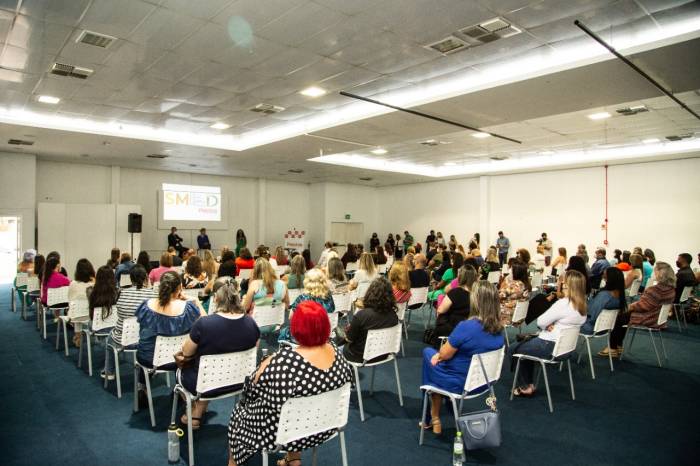 Prefeita dá posse aos diretores, em solenidade no Centro de Eventos, marcando o início da gestão 2022/2024
