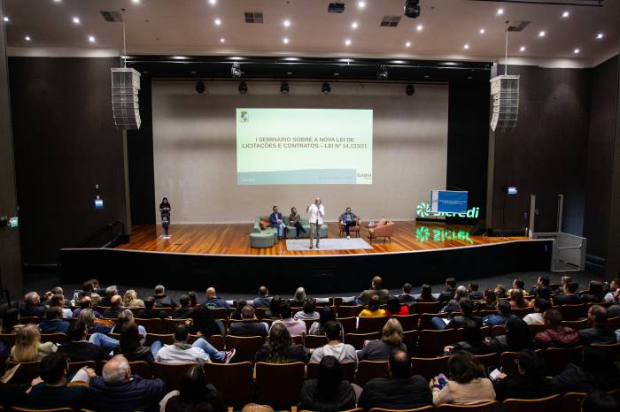 Prefeita Paula abriu seminário e assinou decreto com as primeiras regulamentações e normas gerais para a fase preparatória de implementação