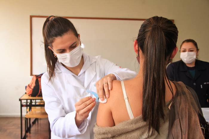 Ação desta terça-feira (21) foi destinada para aplicação da segunda dose em pessoas de 54 anos ou mais e para o público com deficiências permanentes, a partir dos 18 anos