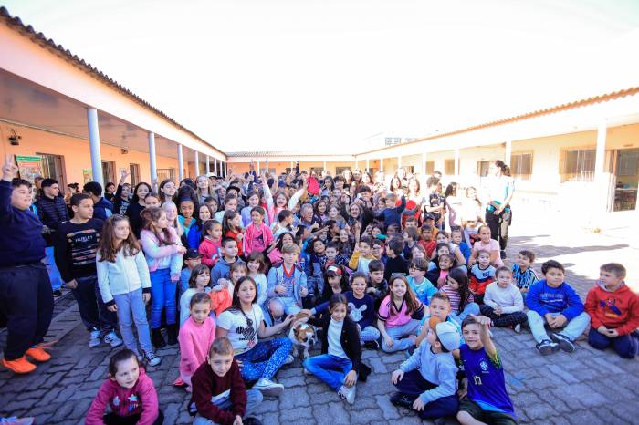 Escola recebe ações de plantio de mudas e conscientização sobre o bem-estar animal