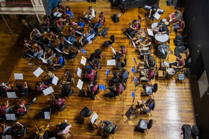 Jovens músicos de 11 estados brasileiros recebem bolsas de incentivo para se dedicarem à música