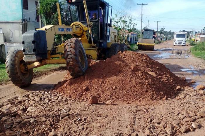 Equipes atuam nos serviços de colocação de material, patrolamento e recolhimento de entulhos. Além das localidades afetadas pelas enchentes, serviço estende-se ao Sítio Floresta, Fragata, Areal Fundos e Vila da Palha