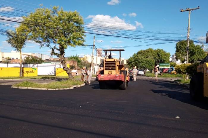 Para conclusão do projeto de requalificação, faltam a sinalização horizontal e vertical e as sarjetas em concreto