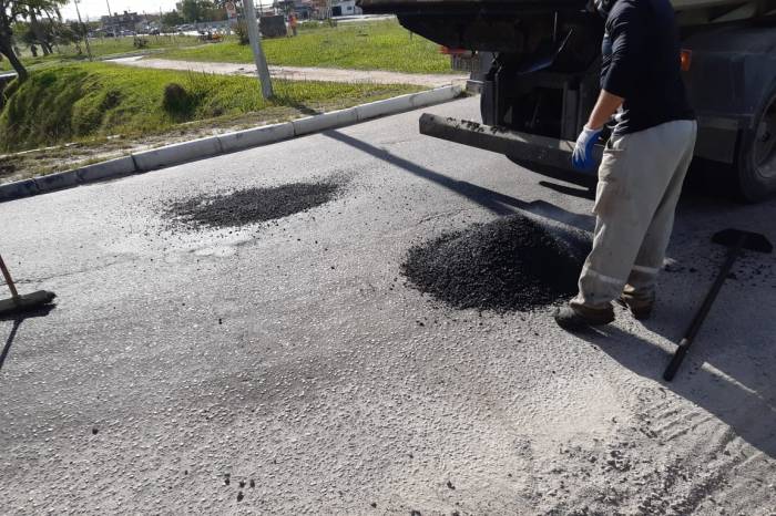 Equipe da Prefeitura utilizou seis toneladas de massa asfáltica nesta quinta-feira (23)