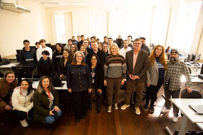 Iniciativa do Bairro Empreendedor capacita jovens no mercado de Tecnologia da Informação. Realizado em parceria com a UniSenac, terceira turma do programa atenderá 30 alunos de diferentes bairros da cidade