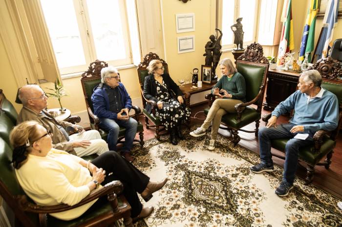 No encontro, foram analisadas possíveis medidas com a nova presidente do clube de serviço para auxiliar a população impactada pela enchente