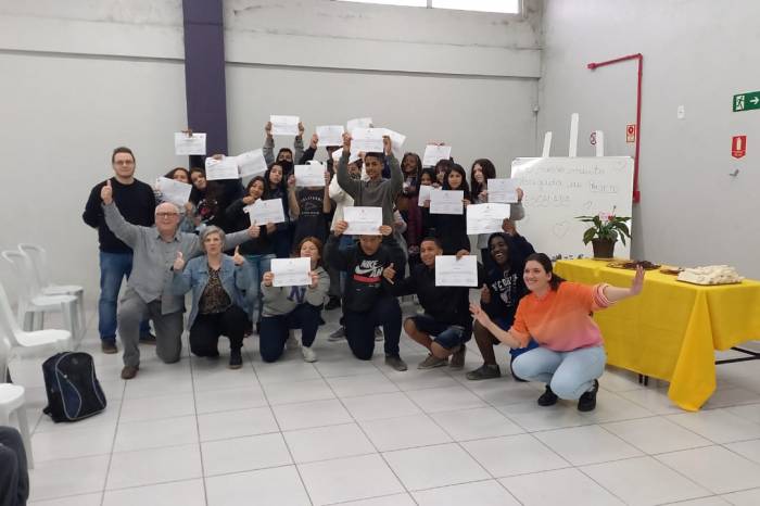 Vinte e cinco estudantes da Emef Maria Helena Vargas foram auxiliados com o programa Mapa de Oportunidades, do Pacto Pelotas pela Paz, para a confecção de Carteiras de Trabalho Digitais. Onze RGs e seis CPFs foram encaminhados
