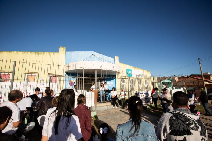 Prefeitura, alunos e suas famílias, equipe da escola e forças de segurança pública se reuniram para promover uma cultura de paz