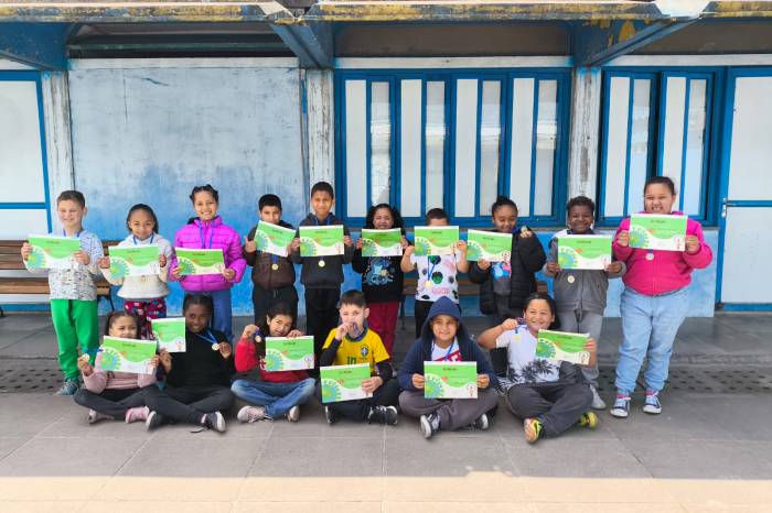 Atividade de incentivo à educação ambiental consistiu no plantio de árvores nativas com alunos da EMEF Francisco Caruccio
