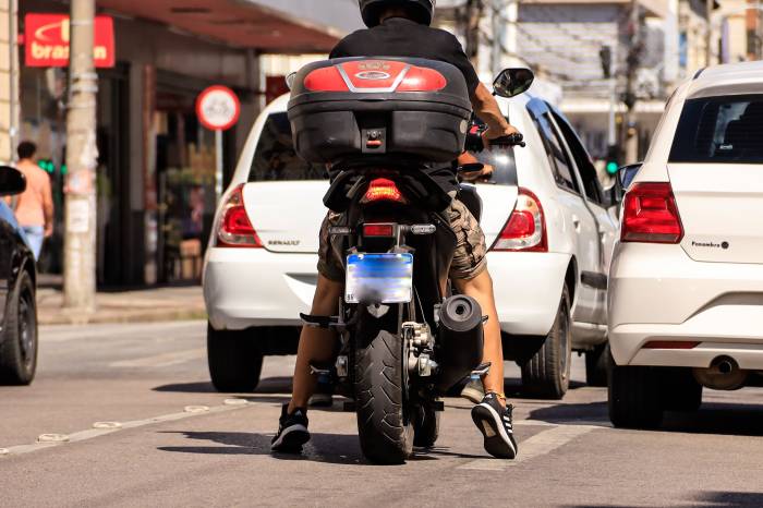 Os condutores flagrados com veículos que apresentam mudanças no escapamento recebem restrição de uso do veículo. A fiscalização deve ser intensificada