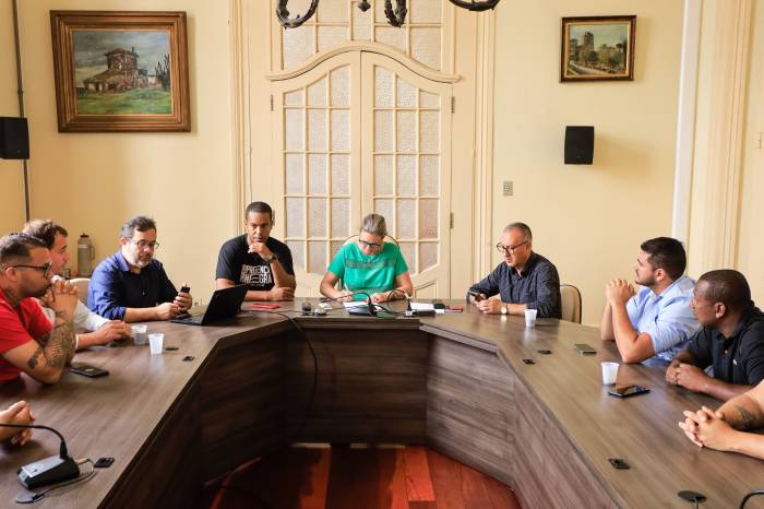 Locação de quatro máquinas para atendimento aos bairros, foi realizada com verba disponibilizada pela Câmara de Vereadores