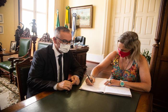 A chefe do Executivo retorna após breve período de férias. Durante três dias, o presidente da Câmara, vereador Marcos Ferreira - Marcola (PTB), esteve responsável pela administração do Município