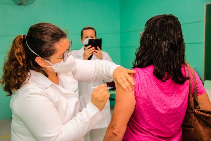 2ª dose contra a Covid-19 foi aplicada nas sete escolas definidas como pontos de vacinação nos bairros