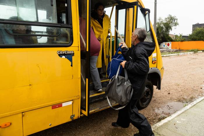 Cerca de 80 servidores foram ao local notificar moradores para deixar as áreas de risco