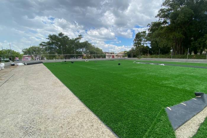 Grama sintética e alambrado para fechar a quadra de futebol society já foi concluída. Previsão de entrega é para o início de fevereiro