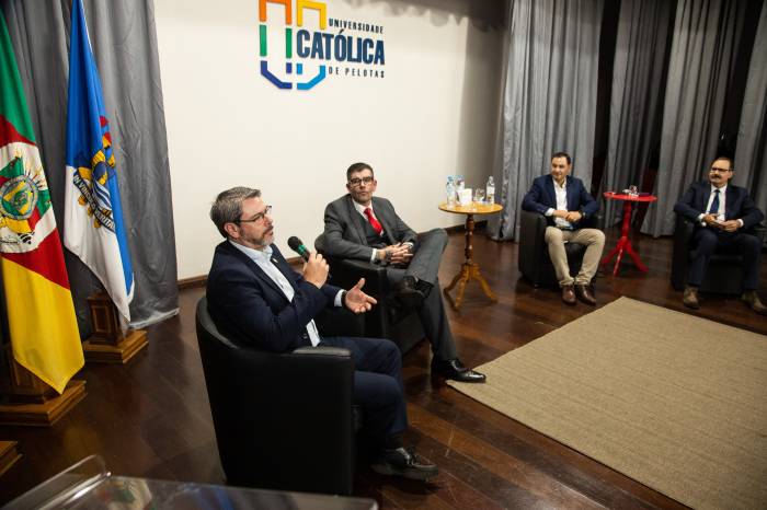 Evento promovido pela UCPel teve como objetivo discutir a segurança pública e os desafios no cenário pós-pandêmico no meio acadêmico. Experiência do Pacto Pelotas pela Paz foi apresentada