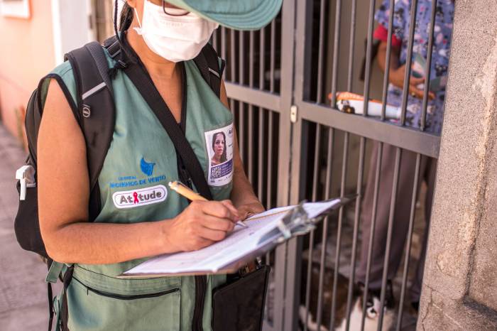Equipes que realizam o estudo, devidamente identificadas, coletam informações que serão usadas para a elaboração de políticas públicas no controle da epidemia de HIV/AIDS, sífilis e hepatites virais