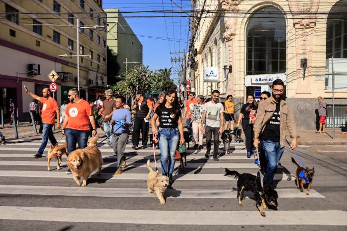 Cães e seus donos, além de animais do Canil Municipal, participaram do evento