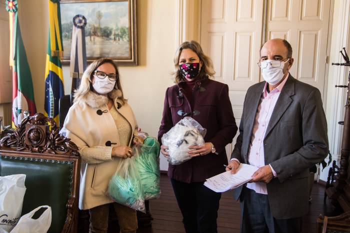 Doação dos itens de proteção, feita pelo Sincotecpel, é fruto de parceria com empresários locais