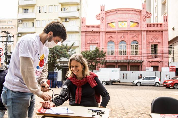 Atividade promovida pela UCPel ofereceu aferição da pressão arterial para a população de forma gratuita