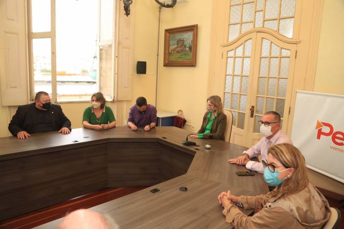 Moradores do Monte Bonito e vereadores estiveram reunidos com Paula para falar sobre as obras da unidade de saúde