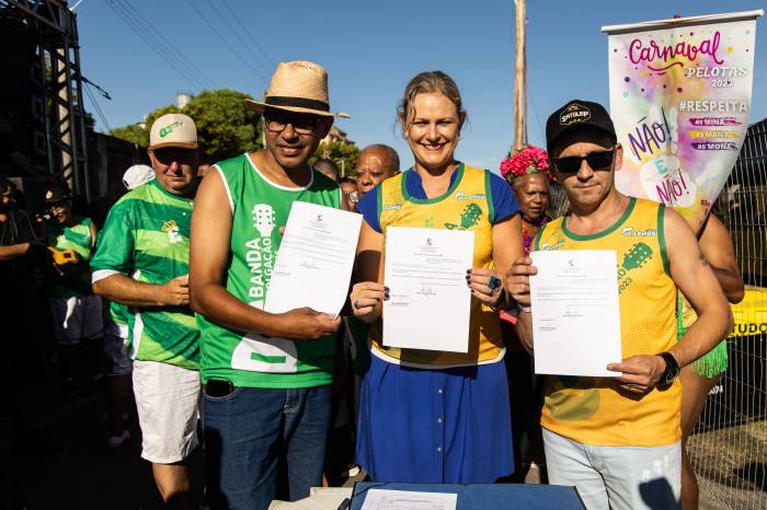 Lei foi sancionada na Passarela do Samba, entre os foliões