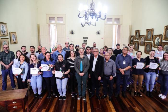 Paula e Idemar entregaram os certificados a servidores e produtores que participaram da qualificação